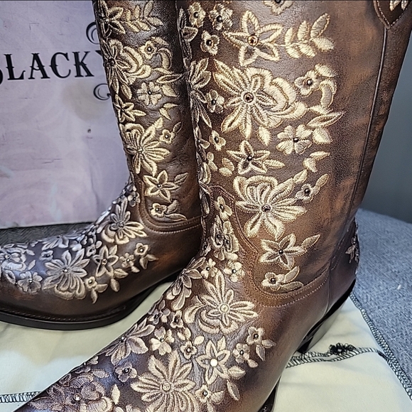 Cream and Brown Heeled Boots with Intricate Embroidery - Picture 9 of 9